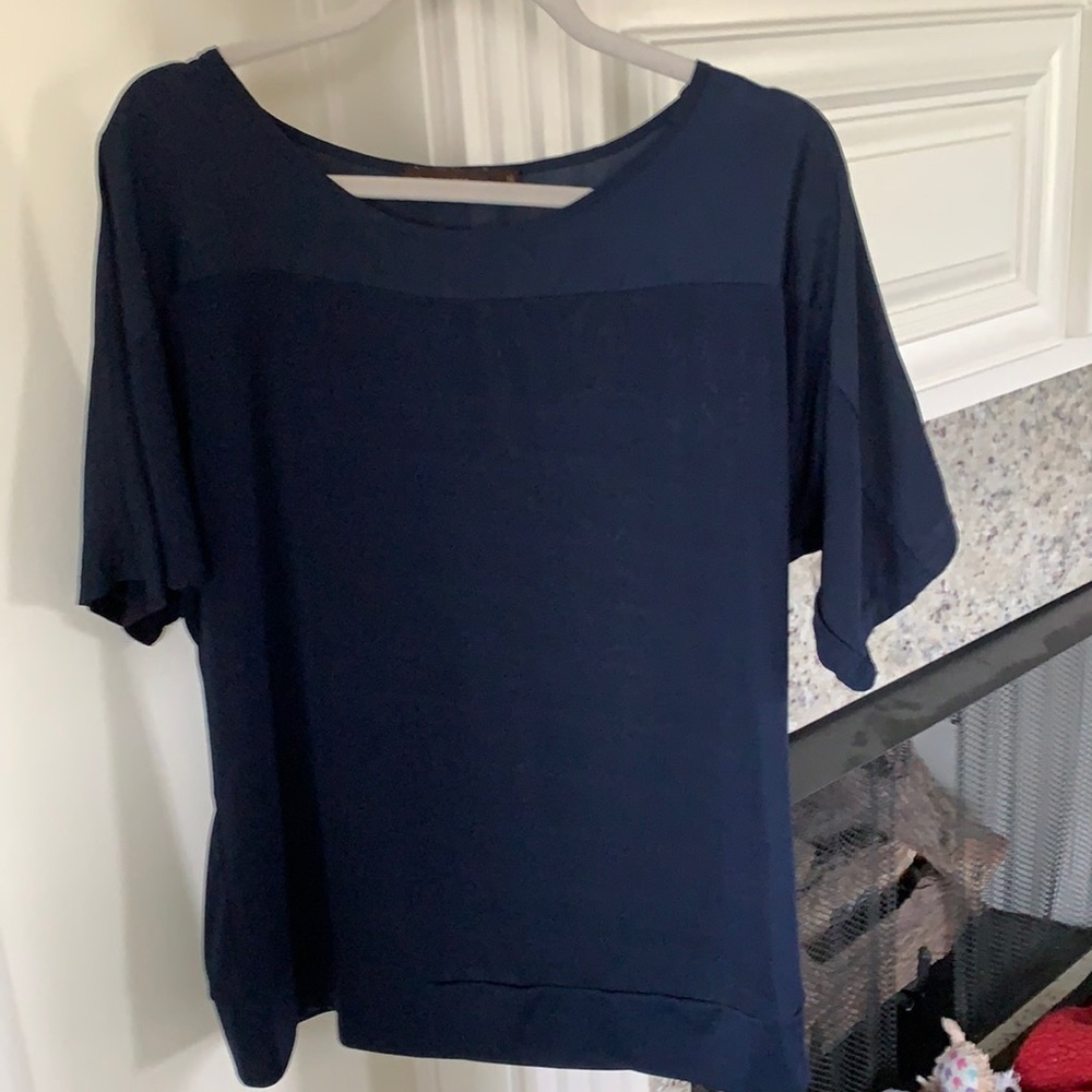 💕💕Dress up or down in this “The limited” SZ 16 navy blue blouse
